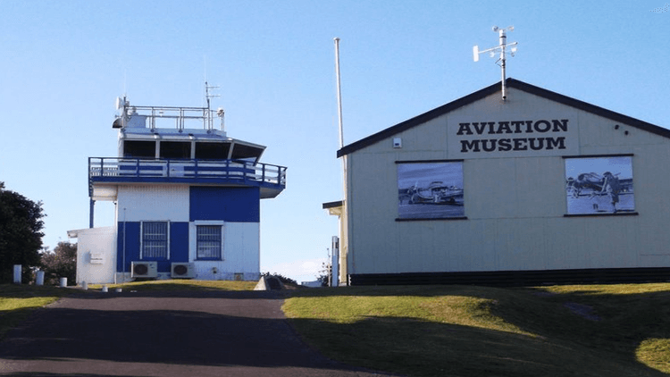 Kāpiti Aviation Museum buildings on a sunny day atop a hill